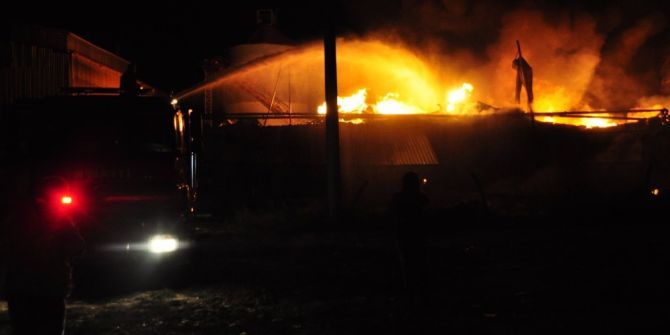 Afyonkarahisar’daki Fabrika Yangınına Müdahale Devam Ediyor