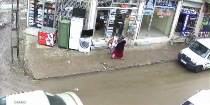 Küçük Kız Otomobil Lastiğin Fırlattığı Taştan Kıl Payı Kurtuldu