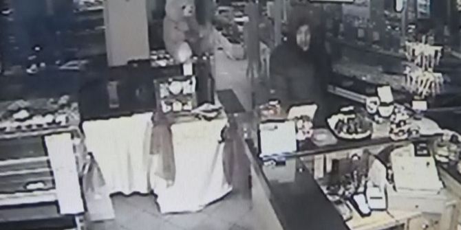 Bahşiş Kutusunu Çalarken Kameralara Yakalandı