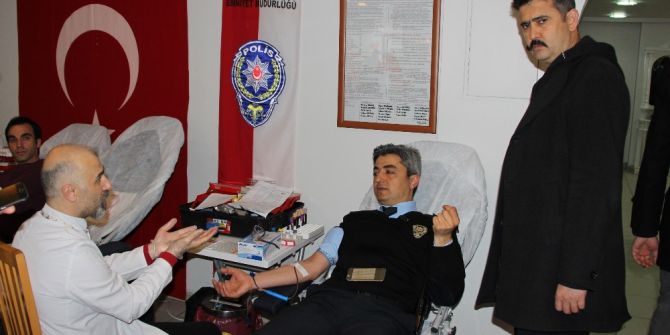 Polisler Bu Kez, Kan Vererek Hayat Kurtarıyor