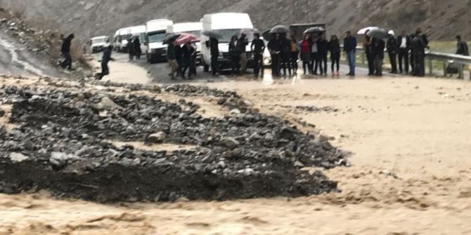 Hakkari - Çukurca Karayolu Selden Dolayı Kapandı