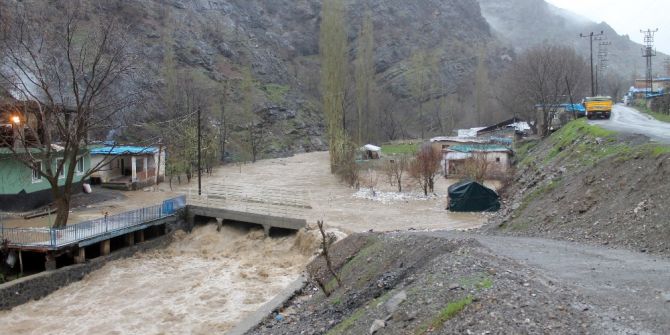 Beytüşşebap’ta Sağanak Yağış Hayatı Felç Etti