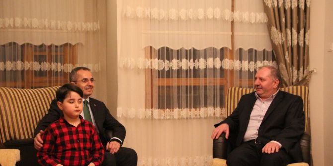 Eve Konuk Olan Kaymakam 20 Dakika Aile İle Kitap Okudu