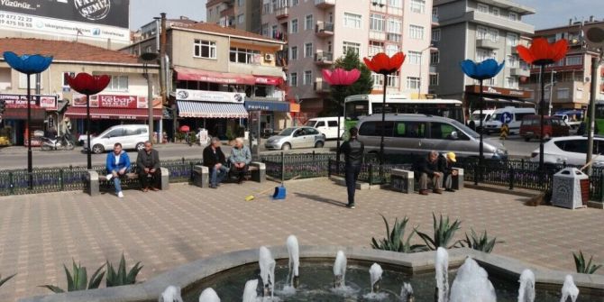 Gebze’de Sokaklarına Gelincik Motifli Aydınlatma Direkleri Konuldu