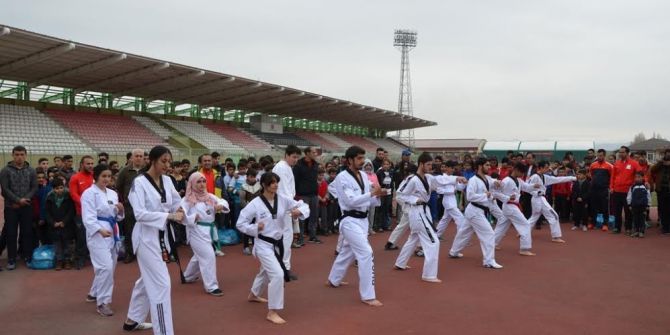 Ağrı Belediyesi 500 Sporcuya Malzeme Dağıttı