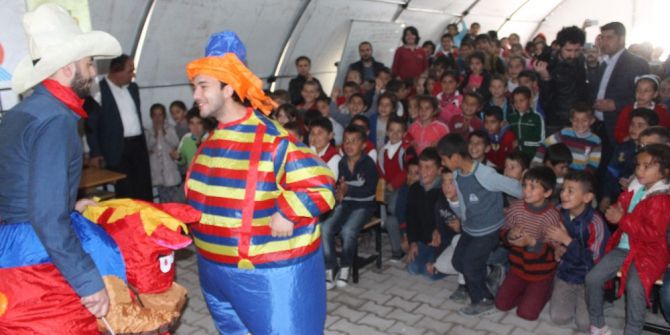 Depremzede Öğrenciler Tiyatro Ve Eğlence İle Moral Buldu