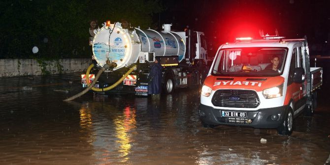 Mersin’de Gece Yağan Sağanak Yağış Etkili Oldu