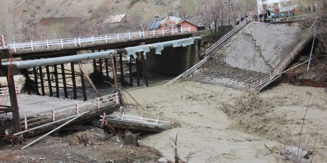 Bingöl’de Selde Hasar Gören Köprü Çöktü