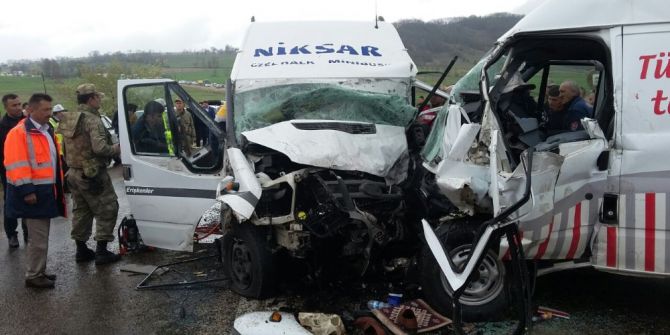 Tokat’ta Trafik Kazası: 16 Yaralı