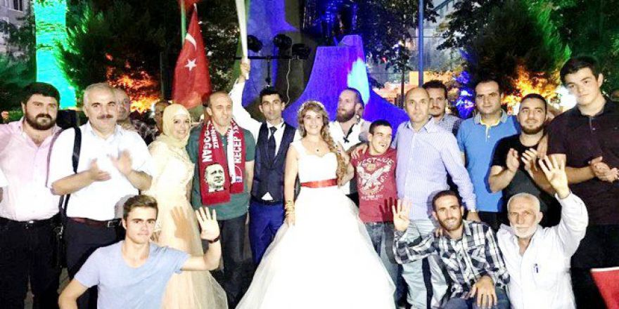 Gelin Ve Damat Demokrasi Nöbetinde