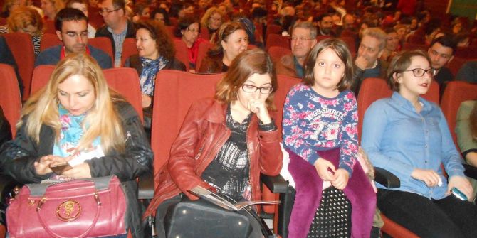 Sui Generis Tiyatro Topluluğu, ’’Şenlik Çıkmazı’’ Adlı Oyunu Sahneledi