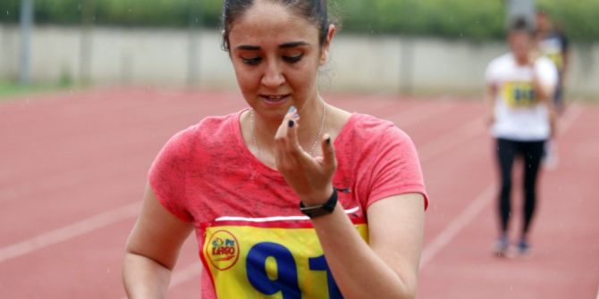 Postacılar, Yağmur Altında Birinci Olmak İçin Yürüdü