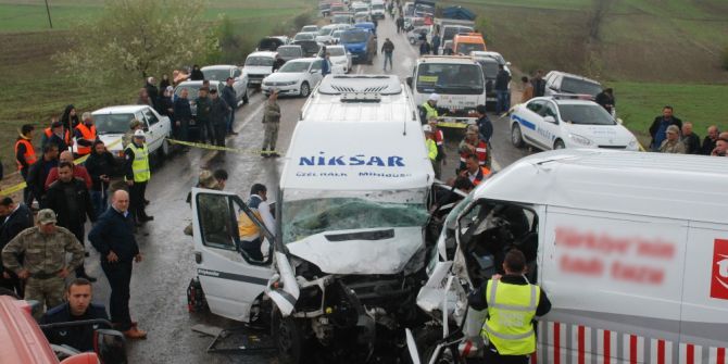 Tokat’ta Trafik Kazası: 16 Yaralı