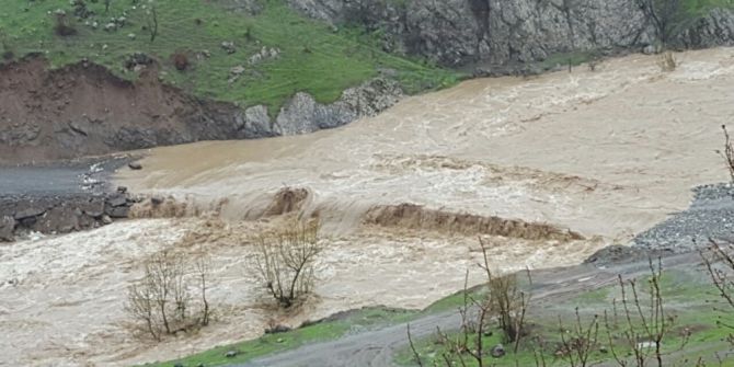 Şemdinli-derecik Yolu İkiye Bölündü