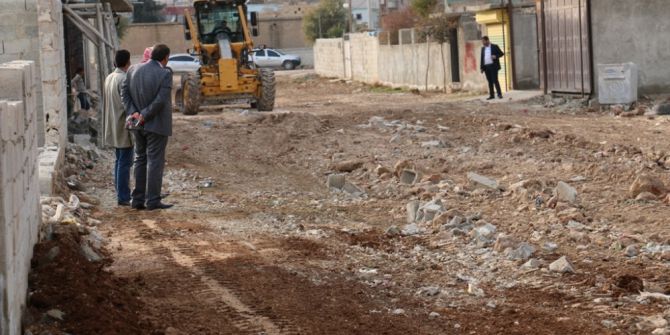 Akçakale’nin Kırsal Mahallelerinde Yol Yapım Çalışmaları Sürüyor