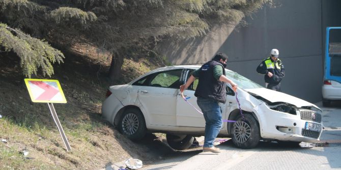 Yönlendirme Tabelalarına Çarparak Takla Attı