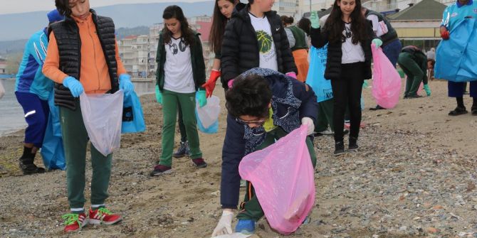 Öğrenciler Sahilleri Temizledi