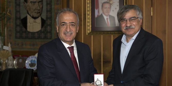 Eğitim Bir-sen Genel Başkan Vekili Latif Selvi, Rektör Çomaklı’yı Ziyaret Etti