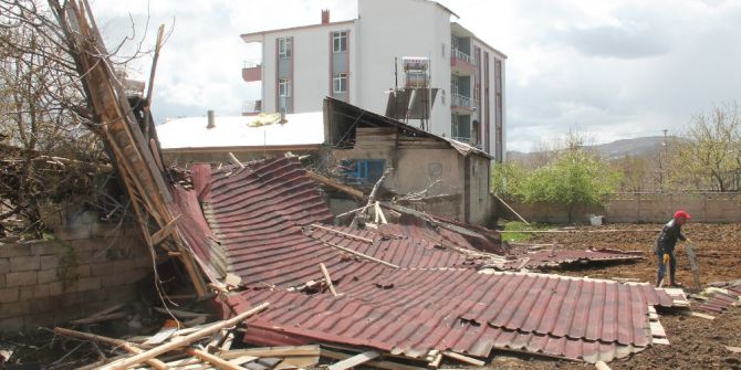 Elazığ’da Fırtına Çatıları Uçurdu