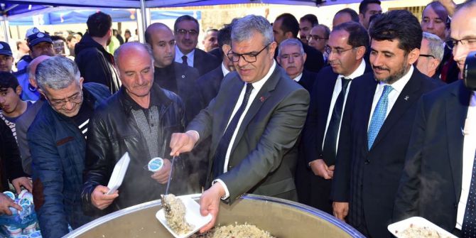 Başbakan Yardımcısı Kaynak Pilav Dağıttı