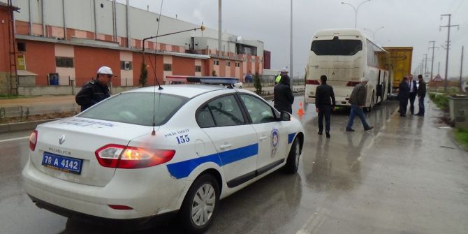 İşçi Taşıyan Otobüs Tır’a Arkadan Çarptı: 8 Yaralı