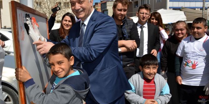 Çocuklar Elleriyle Resim Yaptı