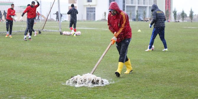 Evkur Yeni Malatyaspor Yağmurda Göle Dönüşen Sahada Çalıştı