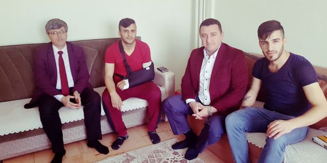 Başkan Bakıcı Maçta Kolu Kırılan Oyuncuyu Evinde Ziyaret Etti