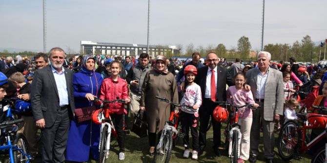 Kartepe’de 2 Bin 350 Öğrenciye Bisiklet Dağıtıldı