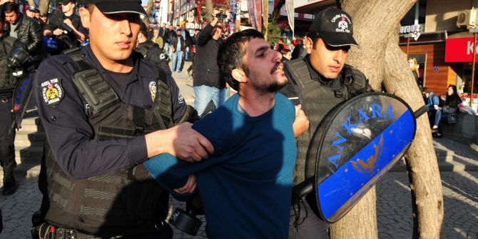 İzinsiz Bildiri Dağıtan Gruba Polis Müdahalesi