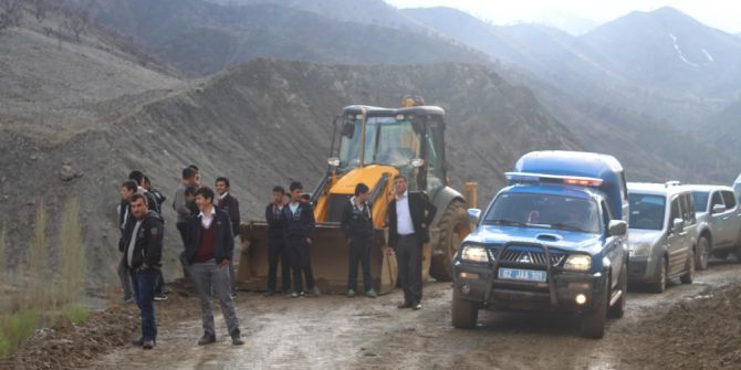 Selden Zarar Gören Yolda Vatandaşlar Mahsur Kaldı