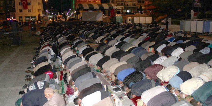 Yozgat’ta 3 Bin Kişi Cumhuriyet Meydanında Sabah Namazı Kıldı.
