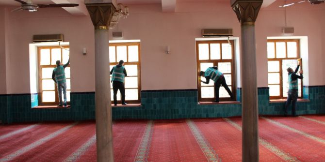 Hükümlüler Cami Temizledi