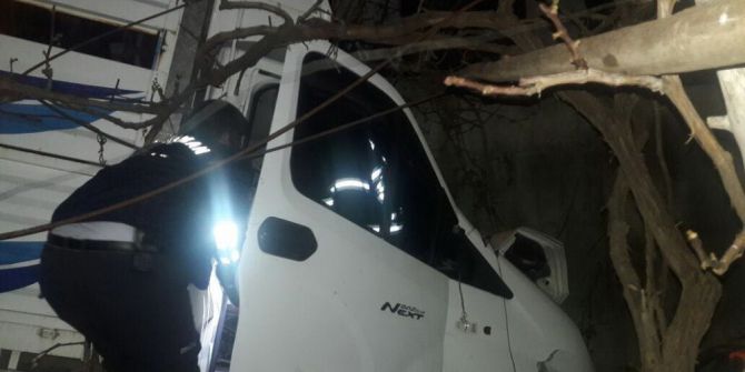 Kamyonet Şarampole Yuvarlandı