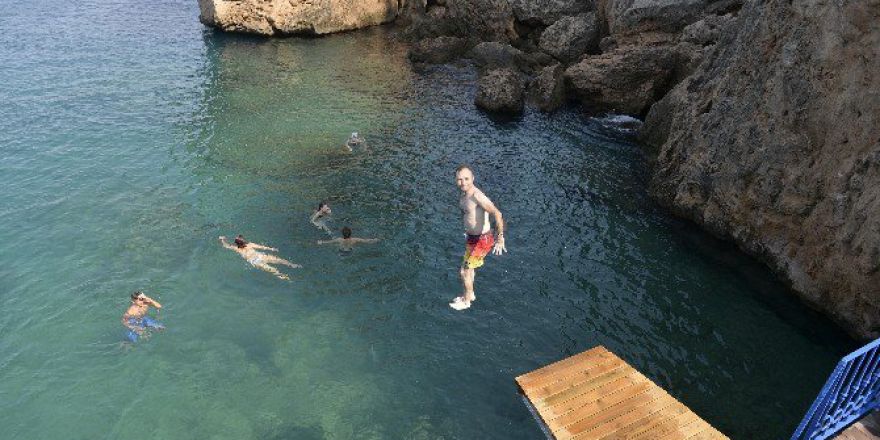Falezlerdeki Ahşap Halk Plajına Yoğun İlgi