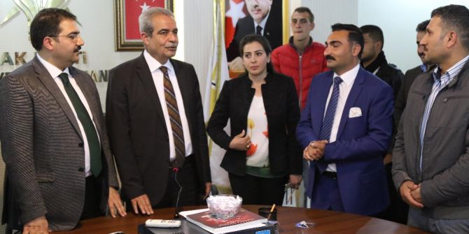 Demirkol Ak Partiye Katılanlara Rozetlerini Taktı