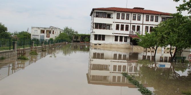 Sular Altında Kalan Okulda Mahsur Kaldılar