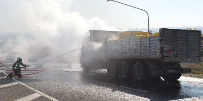 Kırklareli’nde Seyir Halinde Alev Alan Kamyon Kül Oldu