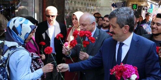 Ak Parti Heyeti "Hayır" Standında Karanfil Dağıttı