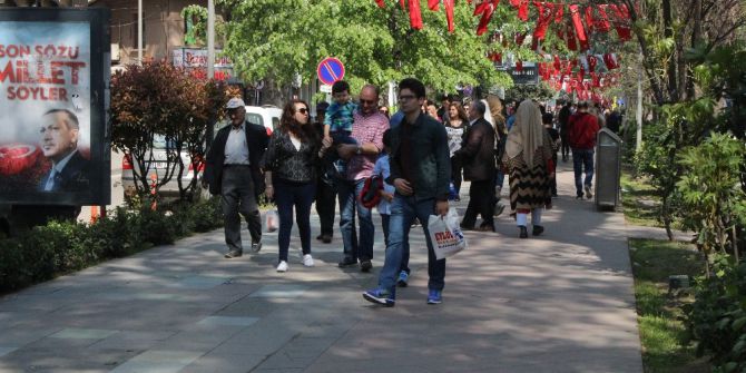 Havalar Isınınca Vatandaşlar Sokaklara Akın Etti
