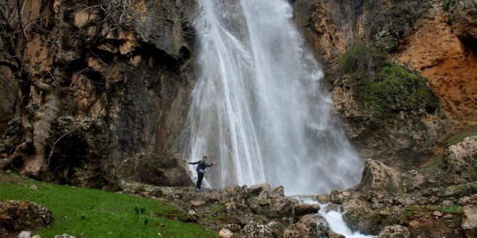 Beytüşşebap’ta Aşırı Yağmur Sonrasında Dev Şelaleler Oluştu