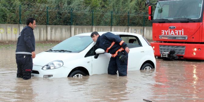 Elazığ’da Sağanak Etkili Oldu, Bazı Araçlar Mahsur Kaldı