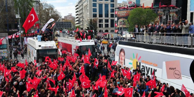 Kılıçdaroğlu, Kızılay’da ‘Evet’ Ve ‘Hayır’cıları Selamladı
