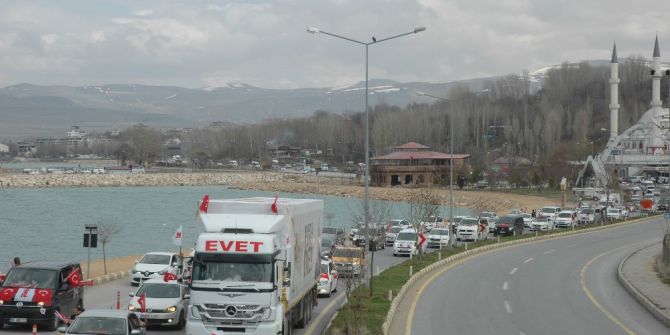 Ak Parti Van’da Yüzlerce Araçlık Konvoyla ‘Evet’ Dedi