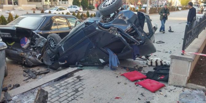 Kontrolden Çıkan Otomobil Park Halindeki Otomobillere Çarptı