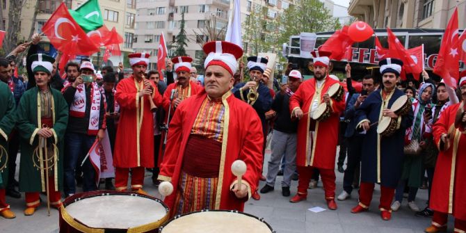 Yüzlerce Ak Partili Vatandaşlar Mehter Marşı Eşliğinde “Evet” Kararı İçin Yürüdü