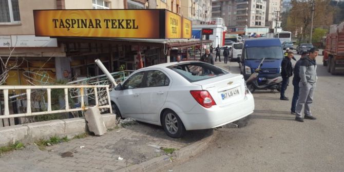 Otomobil Kamyonla Çarpıştı