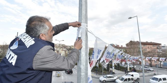 Propaganda Afişleri Sökülüyor
