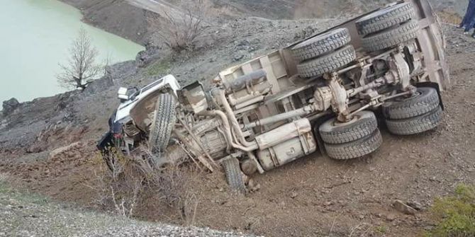 Kamyon Şarampole Yuvarlandı