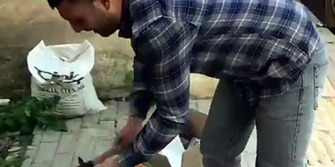 Müşterisine Kızdı Çinileri Çekiçle Parçaladı